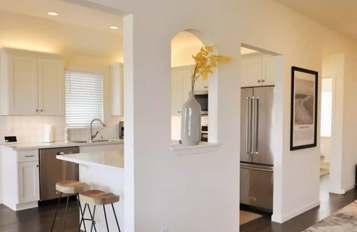 Adelma Beach House | Water view, bright and open 3 bedroom Habor House