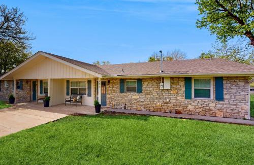 Kingsland House | Water View Hideaway