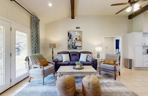 Kingsland House | Water View Hideaway