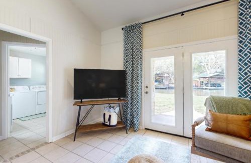 Kingsland House | Water View Hideaway