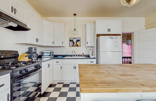 Old Town Eureka House | Water-view upstairs Victorian home near the bay - walk to the heart of town