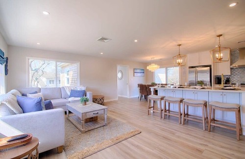 West Dennis House | Water Views, Access to Grand Cove!