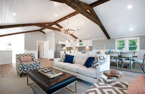Williams Bay House | Water Views |Accross the Street from Beach & Pier 29 |Unique & Newly Renovated |Lake Life Villa