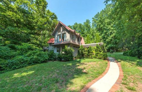 Lynn House | Waterfall escape With Firepit and Outdoor Kitchen