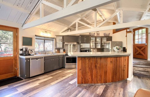 Oakhurst House | Waterfall House-Riverfront-BBQ-sleeps Four
