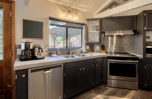Oakhurst House | Waterfall House-Riverfront-BBQ-sleeps Four