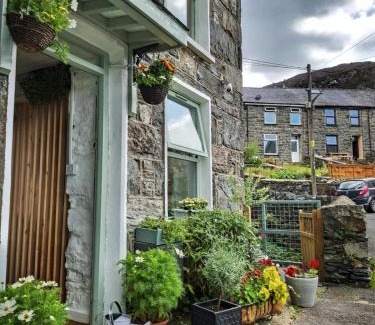 Manod House | Waterfall retreat
