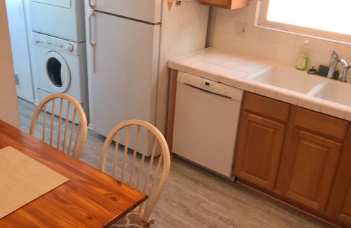 Belmont Shore Apartment | Waterfront 1 bdrm upstairs, w garage, King bed, desk, view deck, 31 nt min
