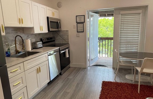Riverside Park Apartment | Waterfront 1 bedroom unit with free parking