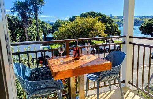 Akaroa Apartment | Waterfront 2-bedroom apartment with car park