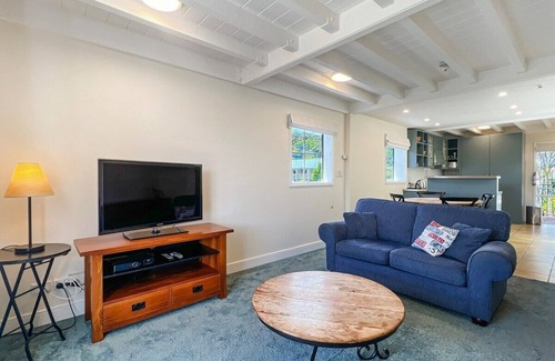 Akaroa Apartment | Waterfront 2-Bedroom Harbour View Apartment