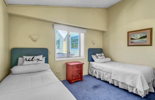 Akaroa Apartment | Waterfront 2-Bedroom Harbour View Apartment