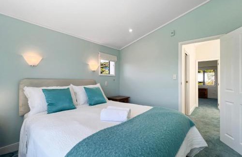 Akaroa Apartment | Waterfront 2-Bedroom Harbour View Apartment