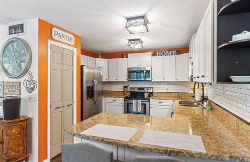 Salem House | Waterfront 2 bedroom plus office Townhome in Keowee Key
