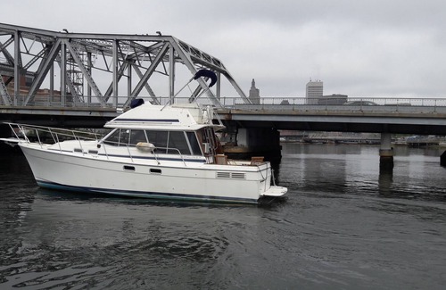Fox Point Boat Rental | Waterfront 32' Bayliner / Yacht Rental Providence RI