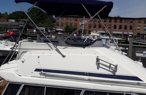 Fox Point Boat Rental | Waterfront 32' Bayliner / Yacht Rental Providence RI