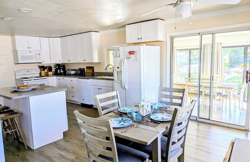 Cedar Neck House | Waterfront 3BR Cottage with Hot Tub, Kayaks & Dog-Friendly Yard – Near Bethany