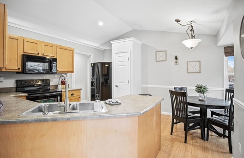 Barnett House | Waterfront, Amazing Patio bar! 2 BOAT slip dock, fire pit & Close to Coconuts!