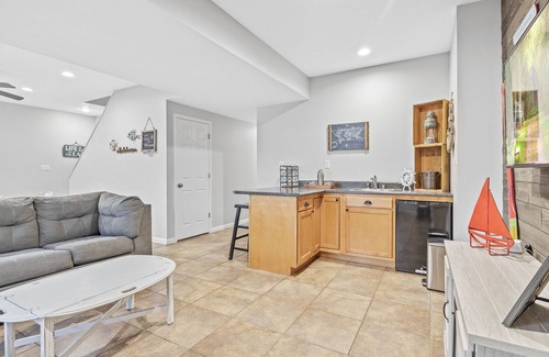 Barnett House | Waterfront, Amazing Patio bar! 2 BOAT slip dock, fire pit & Close to Coconuts!