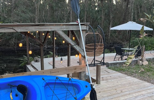 Homosassa House | Waterfront backyard oasis : Manatees : 2-bedroom 2 bathroom : Scenic