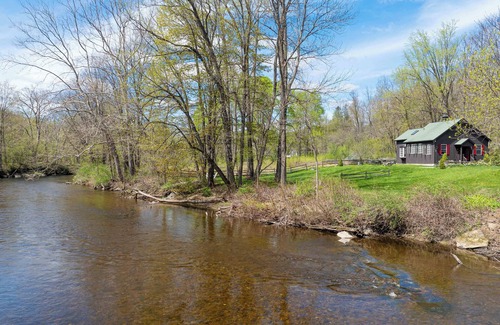 Arlington House | Waterfront Battenkill Cottage Retreat