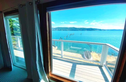 Hoodsport House | Waterfront beach house 3 minute walk to town.
