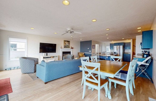 Macatawa House | Waterfront beach house, BBQ grill, gorgeous sunset views, fireplace, wifi