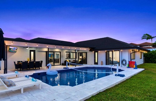 Lighthouse Point House | Waterfront | Boat Rental | Heated Pool | Games Room | Sleeps 8