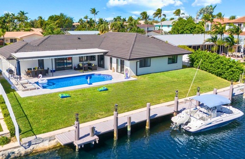 Lighthouse Point House | Waterfront | Boat Rental | Heated Pool | Games Room | Sleeps 8