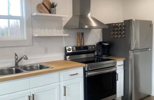 Sainte-Anne-de-Kent Cottage | Waterfront tiny home with hot tub (Pet friendly, near beaches)