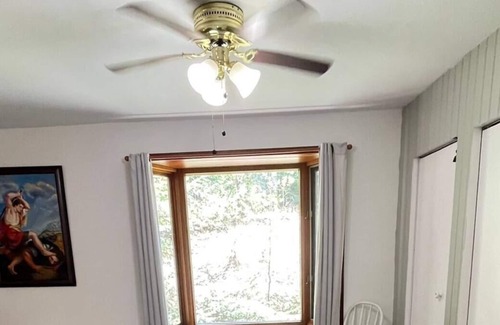 Sainte-Ann-des-Lacs Cottage | Waterfront 2BR + 1 Bath Chalet Le 137