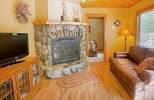 Paradise Estates Cabin | Waterfront cabin w/hot tub, fireplace, WiFi, pool table & BBQ. Family-friendly.