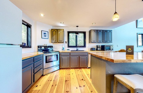 Conway House | Waterfront cabin with private beach, amazing lake views, firepit, deck, & grill