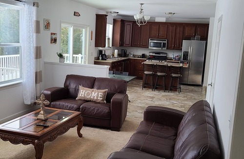 Mamakating Park Historic District House | Waterfront Charming 3 BRS Lakehouse with gorgeous views and WiFi in Wurtsboro!