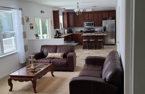 Mamakating Park Historic District House | Waterfront Charming 3 BRS Lakehouse with gorgeous views and WiFi in Wurtsboro!