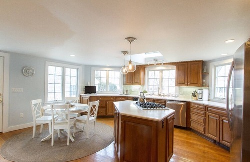 Chatham House | Waterfront Chatham Village, Short Walk to Town & Lighthouse Beach