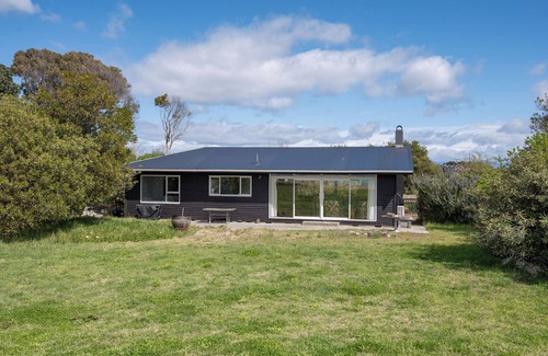 Mapua House | Waterfront Classic Kiwi Bach