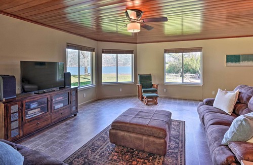 Clearlake House | Waterfront Clearlake Retreat w/ Dock & Kayaks