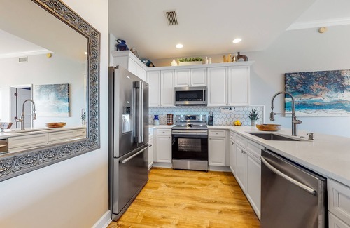 Upper Grand Lagoon Condo | Waterfront condo with central AC and access to resort pool & hot tub