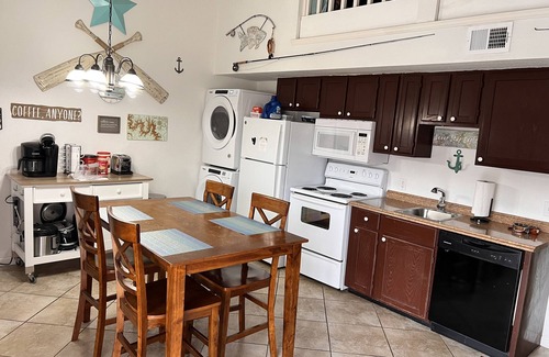 Hollister Condo | Waterfront condo by Lake Taneycomo with loft