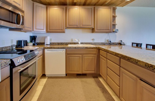 Chelan Condo | Waterfront Condo with Shared Pool, Hot Tub, Dock, and Free WiFi - Walk to Lake
