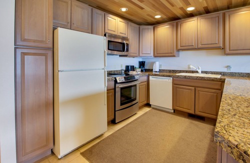 Chelan Condo | Waterfront Condo with Shared Pool, Hot Tub, Dock, and Free WiFi - Walk to Lake