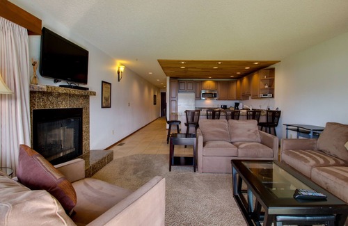 Chelan Condo | Waterfront Condo with Shared Pool, Hot Tub, Dock, and Free WiFi - Walk to Lake