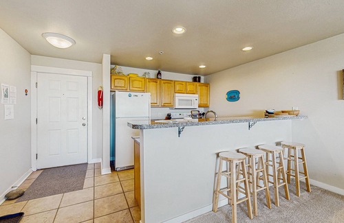 Westport Condo | Waterfront condo with ocean views & free WiFi - close to the beach
