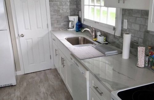 Portsmouth House | Waterfront Cottage, Completely Renovated. Beautiful Views of Narragansett Bay.