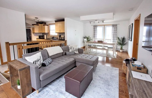 Quinte West Cottage | Waterfront Cottage with Salt Water HOT TUB! Directly on the Trent-Severn.