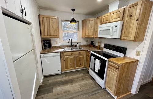 Franklin Cottage | Waterfront Cottage on Pond -Fishing- Game Room 4 miles to downtown Franklin, NC
