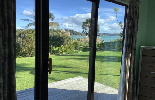Parua Bay Cottage | Waterfront Cottage Parua Bay. Beaches, mountains.Walking distance to shops
