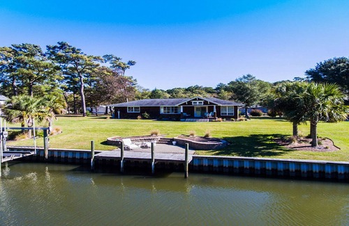 Newport Cottage | Waterfront Cottage w/Deep Water Dock-3BR/2BA