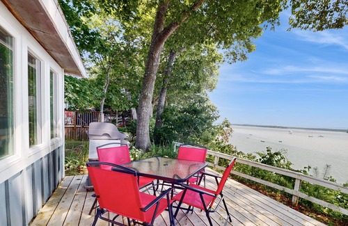 Freeport Cottage | Waterfront Cottage w/Fireplace & Deck - Minutes to Downtown
